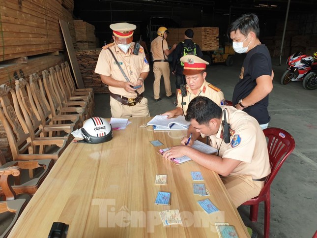 Xe đặc chủng chặn bắt đoàn mô tô phân phối lớn xé gió xa lộ - Ảnh 4.