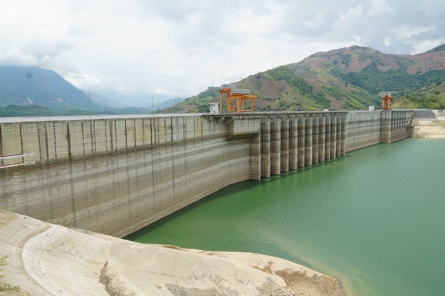 Cảnh tượng lạ ở các hồ thủy điện lớn nhất Việt Nam - Ảnh 3.