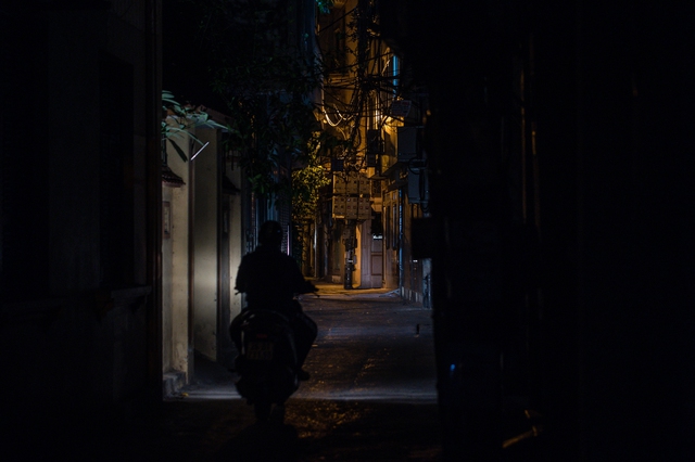 Hình ảnh khác lạ của đường phố Hà Nội khi cắt giảm tiêu thụ điện công cộng vào buổi tối - Ảnh 7.