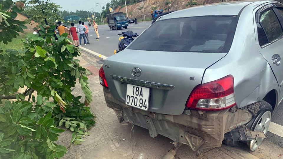 Đằng sau những bức ảnh TNGT: Nghi không làm chủ tốc độ, Mitsubishi Triton đâm gục cột thép - Ảnh 6.