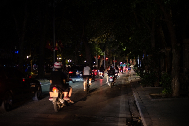 Hình ảnh khác lạ của đường phố Hà Nội khi cắt giảm tiêu thụ điện công cộng vào buổi tối - Ảnh 4.