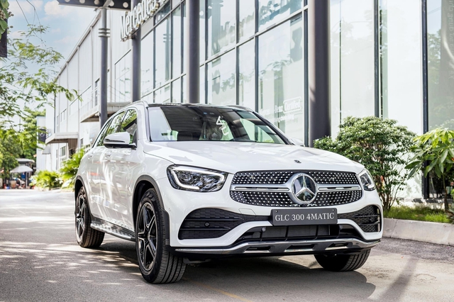 Mercedes-Benz GLC bản cũ giảm cao nhất hơn 500 triệu tại đại lý, số lượng giới hạn - Ảnh 1.