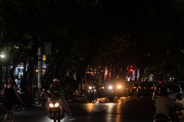 Hình ảnh khác lạ của đường phố Hà Nội khi cắt giảm tiêu thụ điện công cộng vào buổi tối - Ảnh 1.
