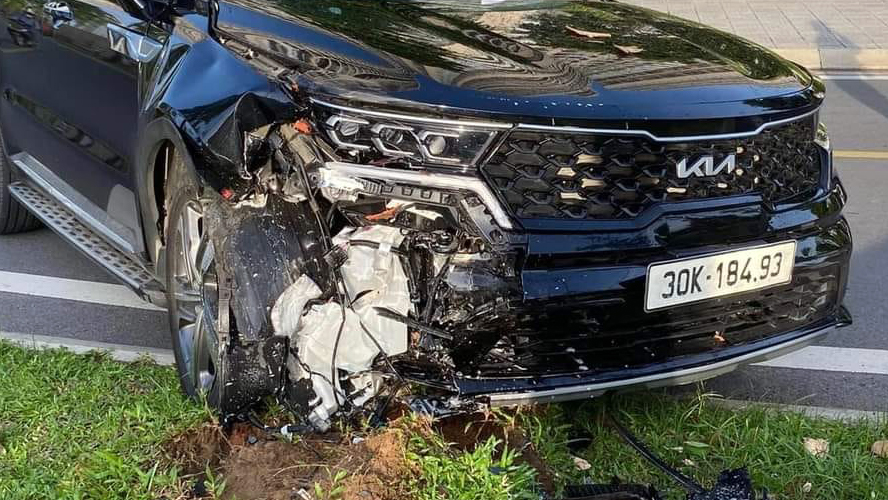 Đằng sau những bức ảnh TNGT: KIA Sorento bất ngờ lao lên vỉa hè hạ gục gốc cây lớn - Ảnh 3.