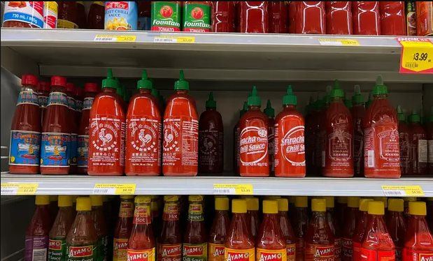 Hơn 23 triệu đồng cho sản phẩm Sriracha: Bi hài chuyện giá cổ phiếu S&P 500 còn không bằng lọ tương ớt của tỷ phú gốc Việt - Ảnh 2.