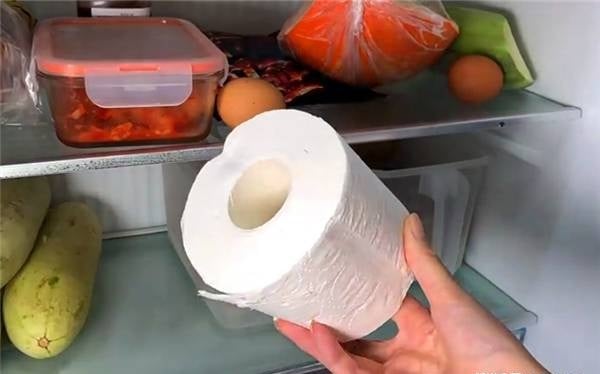 Đặt cuộn giấy vệ sinh vào tủ lạnh, bạn sẽ bất ngờ với 2 công dụng tuyệt vời này - Ảnh 1.