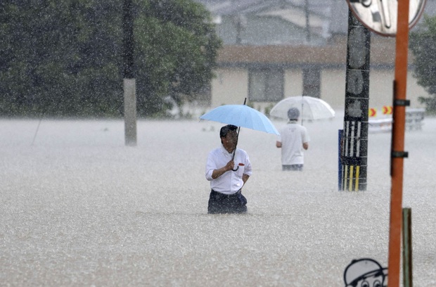 Chùm ảnh: Mưa lũ kinh hoàng càn quét Nhật Bản, nhấn chìm đường xá và nhiều nhà cửa - Ảnh 8.