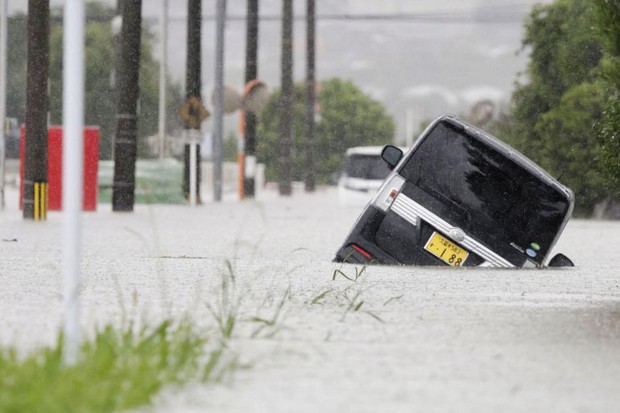 Chùm ảnh: Mưa lũ kinh hoàng càn quét Nhật Bản, nhấn chìm đường xá và nhiều nhà cửa - Ảnh 6.