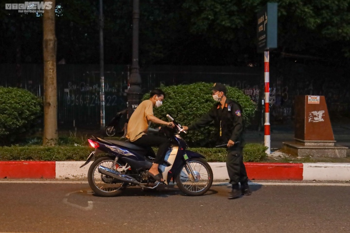 Tài xế vi phạm nồng độ cồn xin bỏ qua không được, ngủ gục trong chốt cảnh sát 141 - Ảnh 13. Tài xế vi phạm nồng độ cồn xin bỏ qua không được, ngủ gục trong chốt cảnh sát 141 - Ảnh 13.