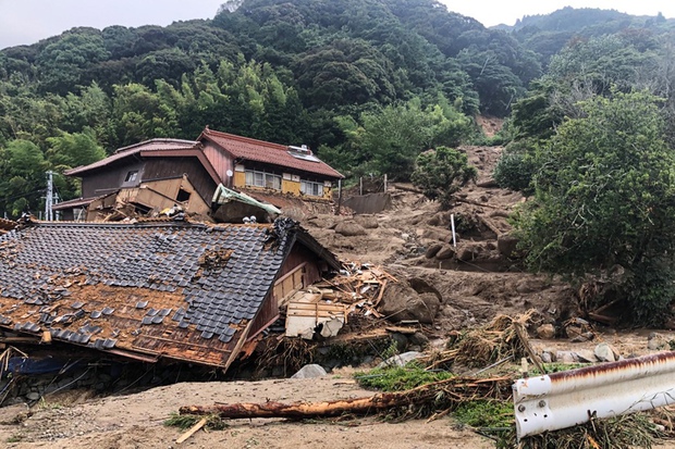 Chùm ảnh: Mưa lũ kinh hoàng càn quét Nhật Bản, nhấn chìm đường xá và nhiều nhà cửa - Ảnh 4.