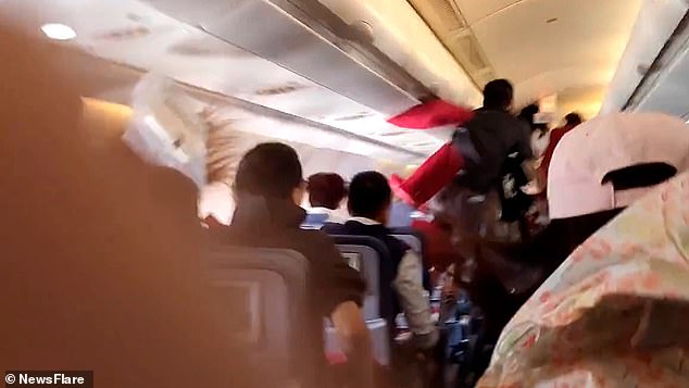 Khoảnh khắc kinh hoàng: Ở độ cao hơn 10.000m, hành khách và tiếp viên bị hất văng trong cabin vì máy bay đi vào vùng thời tiết xấu - Ảnh 3.