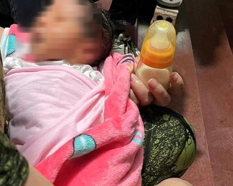 Bé trai sơ sinh bị bỏ rơi trước trạm y tế cùng bỉm, sữa - Ảnh 1.