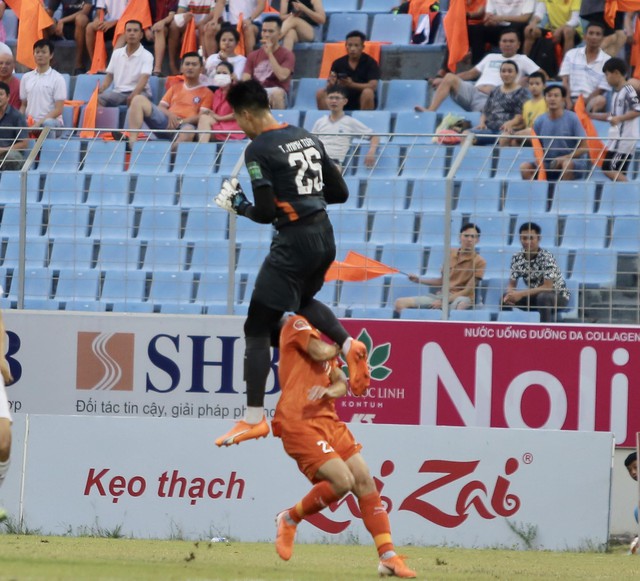 Nhận trọn đầu gối của thủ môn đội Bình Dương, cầu thủ Đà Nẵng phải đi cấp cứu gấp - Ảnh 1.