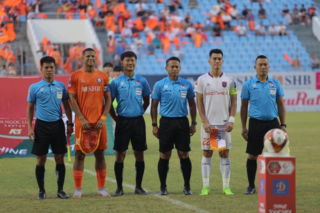 Nhận trọn đầu gối của thủ môn đội Bình Dương, cầu thủ Đà Nẵng phải đi cấp cứu gấp - Ảnh 8.
