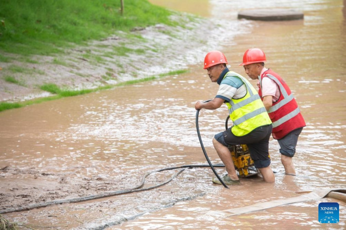 Nước đổ như thác ở Trung Quốc: Bão lũ kinh hoàng, xe tải chìm trong bùn - Ảnh 2.