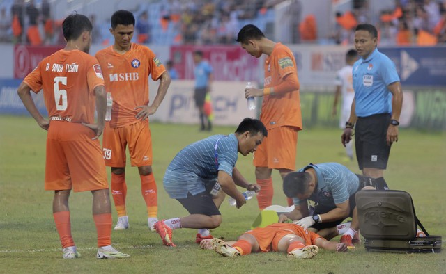 Nhận trọn đầu gối của thủ môn đội Bình Dương, cầu thủ Đà Nẵng phải đi cấp cứu gấp - Ảnh 5.