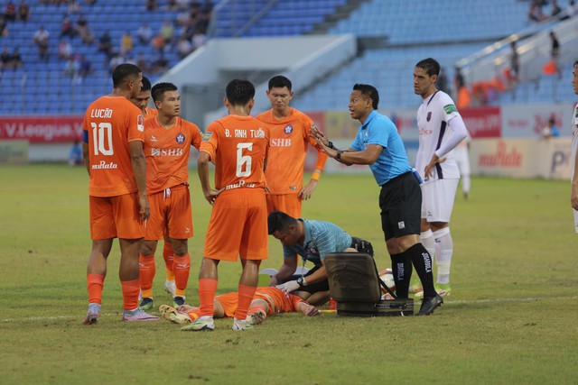 Nhận trọn đầu gối của thủ môn đội Bình Dương, cầu thủ Đà Nẵng phải đi cấp cứu gấp - Ảnh 4.