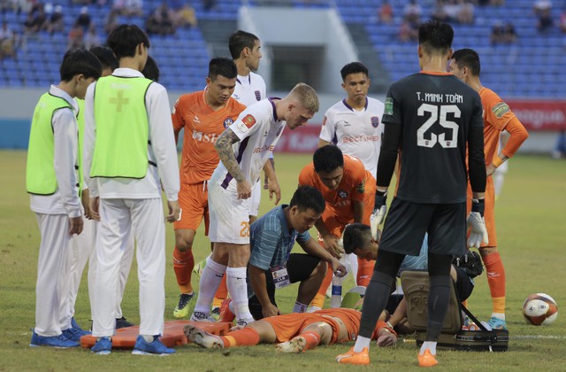 Nhận trọn đầu gối của thủ môn đội Bình Dương, cầu thủ Đà Nẵng phải đi cấp cứu gấp - Ảnh 3.