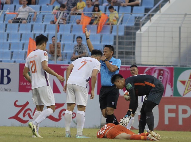 Nhận trọn đầu gối của thủ môn đội Bình Dương, cầu thủ Đà Nẵng phải đi cấp cứu gấp - Ảnh 2.