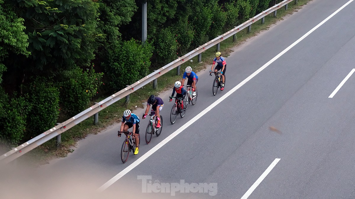 Những đoàn xe đạp đua với tử thần trên cao tốc 80km/giờ - Ảnh 3.