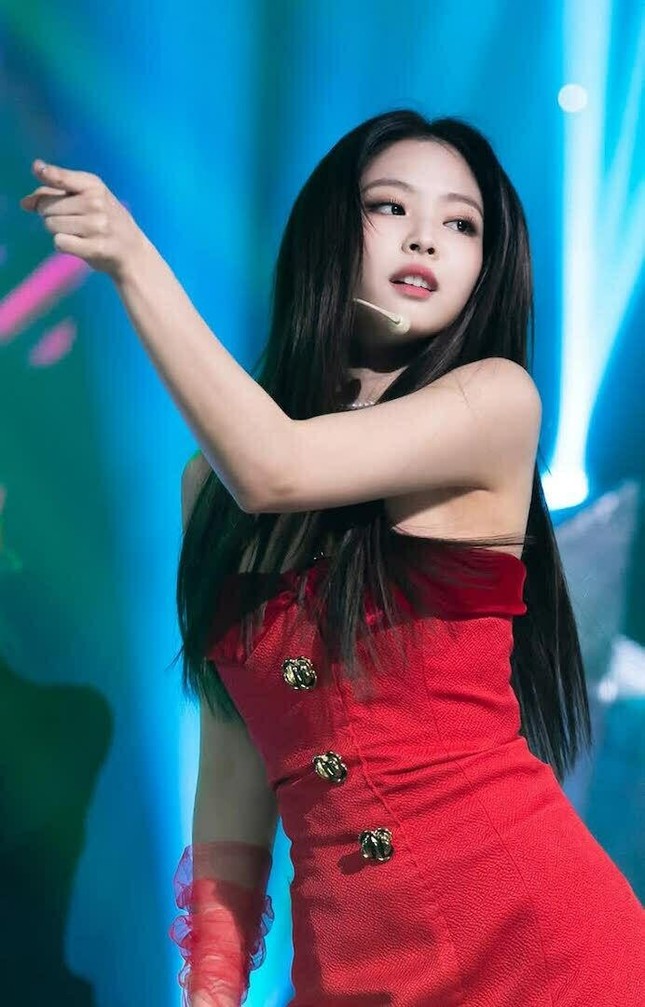 Thái độ với người lớn tuổi của Jennie (BlackPink) gây chú ý - Ảnh 2.