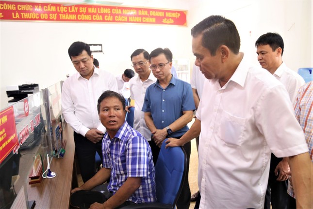 Chủ tịch Hà Tĩnh công bố đường dây nóng tiếp nhận thông tin cán bộ nhũng nhiễu người dân - Ảnh 1.