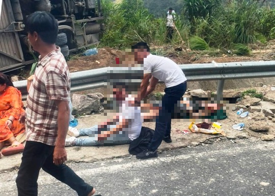 Tai nạn nghiêm trọng trên đèo Khánh Lê, 3 du khách nước ngoài tử vong - Ảnh 1.