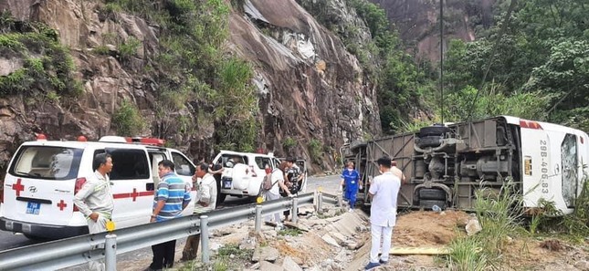 Nguyên nhân ban đầu vụ lật xe chở khách Trung Quốc làm 4 người chết - Ảnh 2.