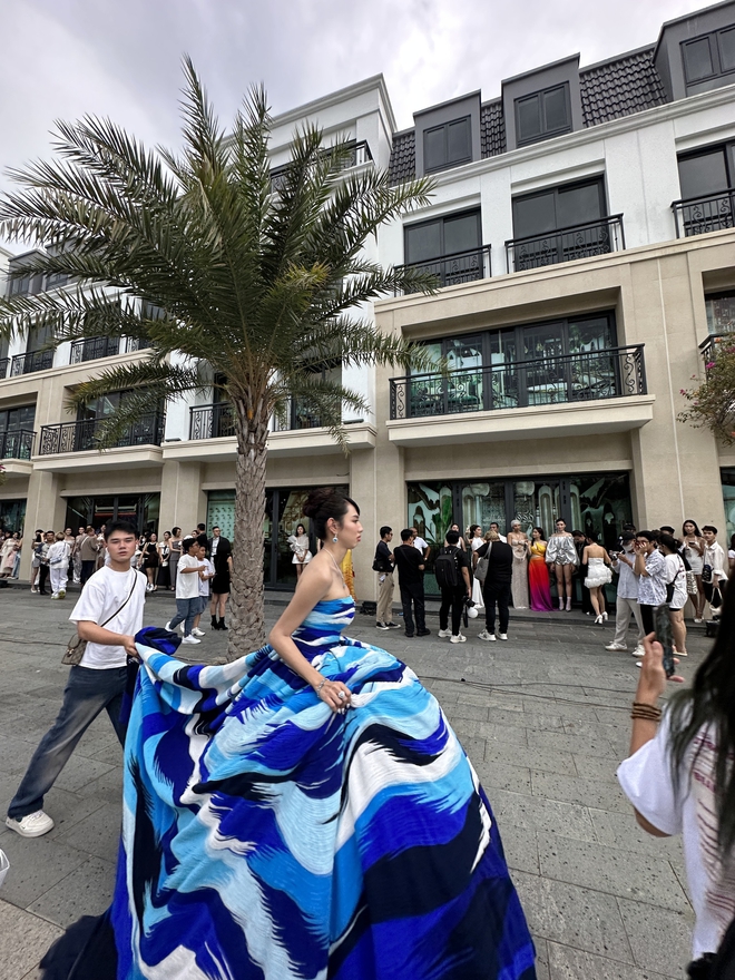 Thùy Tiên và dàn sao tán loạn ứng phó với diễn biến bất ngờ trước show diễn của Miss World Vietnam - Ảnh 3.