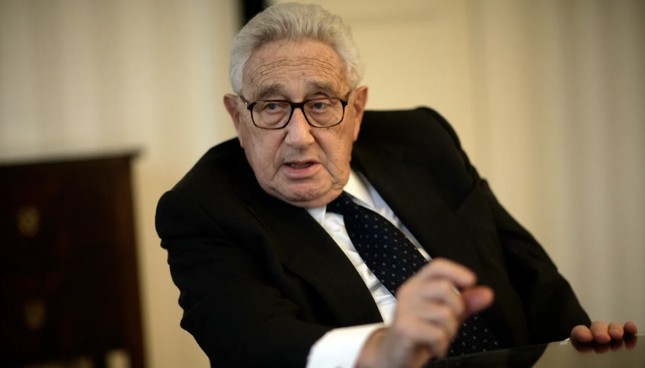 Cựu Ngoại trưởng Mỹ Kissinger bất ngờ gặp Bộ trưởng Quốc phòng Trung Quốc - Ảnh 1.