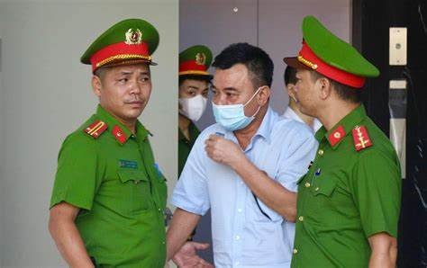 Cựu Thiếu tướng Nguyễn Anh Tuấn: Không ai tặng rượu lại để trong cặp số - Ảnh 1.