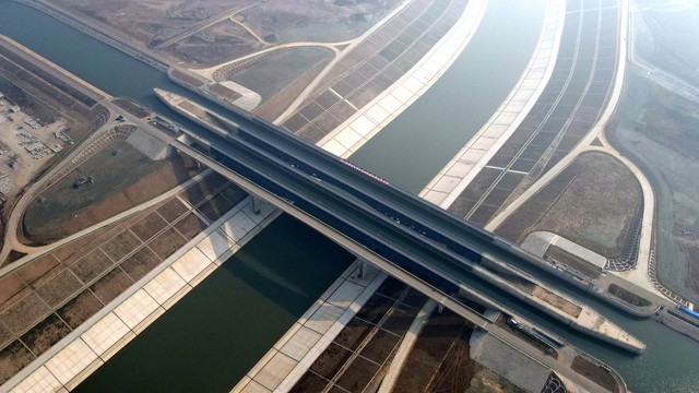 Cận cảnh công trình xuyên núi hơn 7 tỷ USD nối liền hai dòng sông ở Trung Quốc - Ảnh 5.