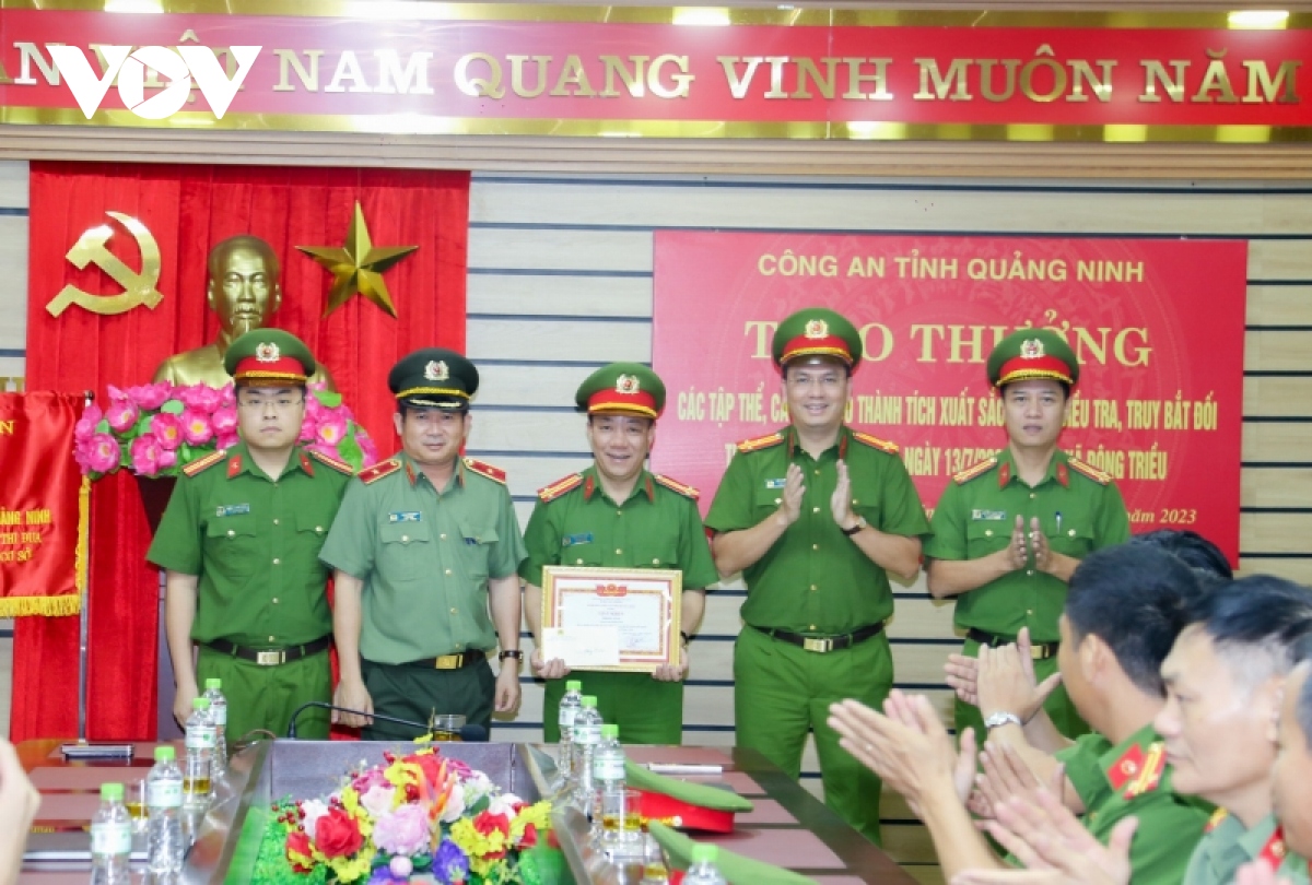 Thiếu tướng Đinh Văn Nơi trao thưởng lực lượng phá vụ trọng án ở Đông Triều - Ảnh 1.