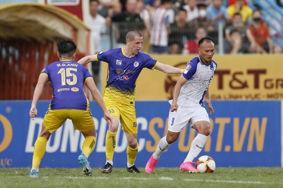Thắng Hà Nội FC ngay trên sân khách, nhưng SLNA vẫn không thoát khỏi nhóm tranh trụ hạng - Ảnh 2.