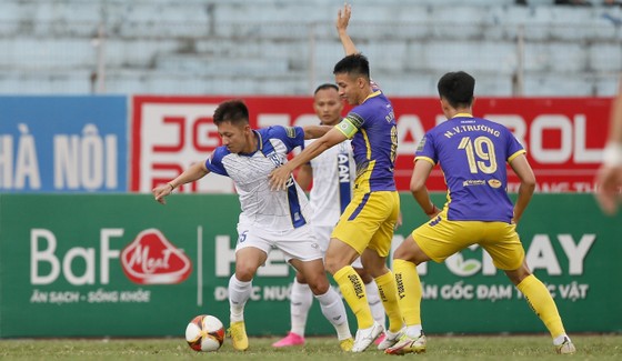 Thắng Hà Nội FC ngay trên sân khách, nhưng SLNA vẫn không thoát khỏi nhóm tranh trụ hạng - Ảnh 1.