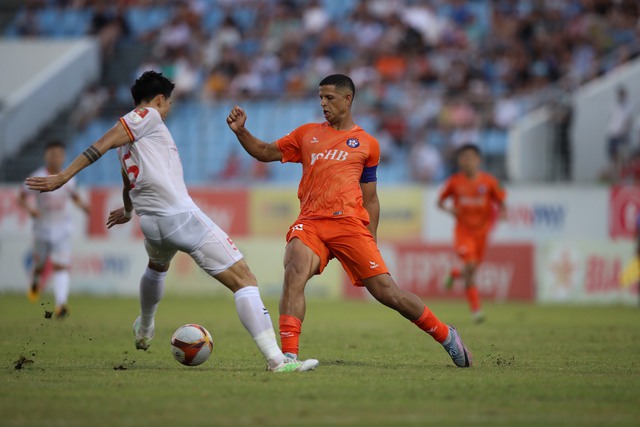 Filip Nguyễn bất lực, Quang Hải nhạt nhòa, CLB CAHN thua khó tin trước đội bét bảng V.League - Ảnh 3.