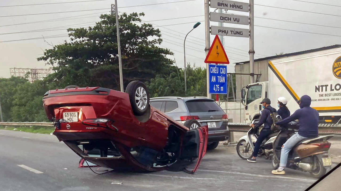 Đằng sau những bức ảnh TNGT: Nissan Almera lật ngửa giữa đường với cú đâm phía sau - Ảnh 6.