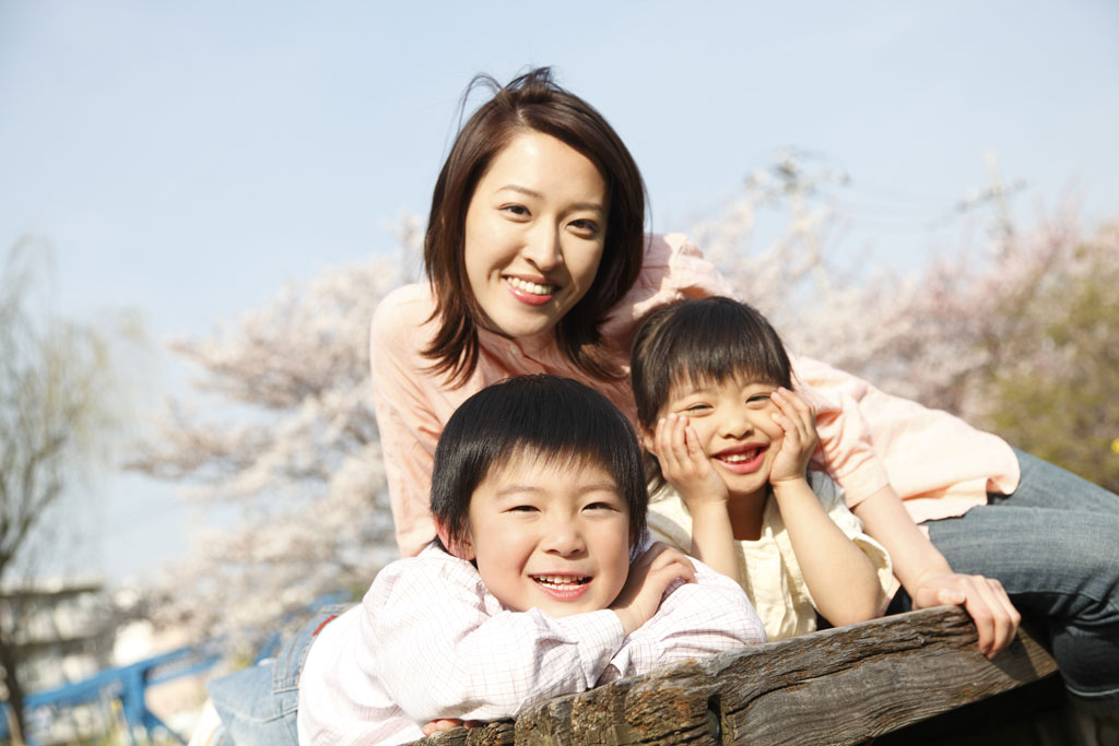 Китайская мама японская мама. Мать в Японии. Воспитание детей в Японии. Мама с ребенком в Китае. Мама китаянка.
