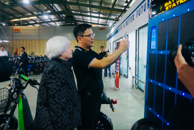 Bộ trưởng Tài chính Mỹ trải nghiệm xe máy điện Việt Nam - Ảnh 2.