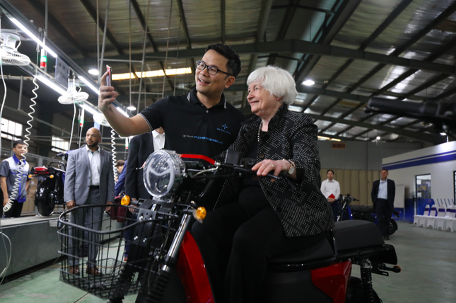 Bộ trưởng Tài chính Mỹ trải nghiệm xe máy điện Việt Nam - Ảnh 1.