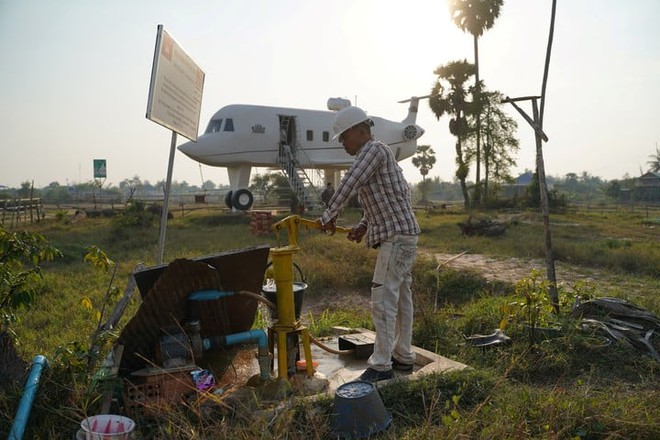 Dốc hết tiền tiết kiệm sau 30 năm, người đàn ông 43 tuổi chi tiền tỷ để làm ngôi nhà hình máy bay độc đáo có 1-0-2 - Ảnh 1.