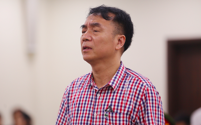 Ông Trần Hùng bị đề nghị 9 - 10 năm tù với cáo buộc nhận hối lộ 300 triệu đồng - Ảnh 1.