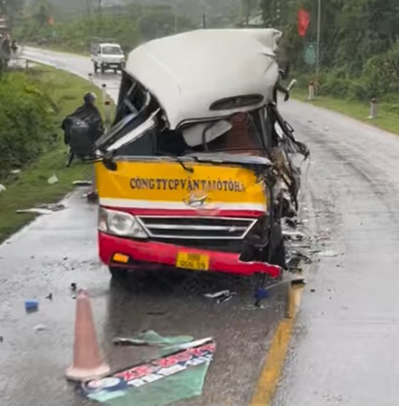 Xe buýt và đầu kéo tông nhau, 10 hành khách thoát nạn - Ảnh 3.