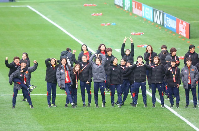 Đội tuyển nữ Việt Nam tự hào hô vang Việt Nam khi tham quan sân thi đấu ở World Cup 2023 - Ảnh 2.