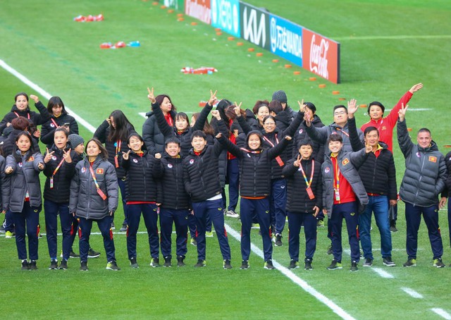 Đội tuyển nữ Việt Nam tự hào hô vang Việt Nam khi tham quan sân thi đấu ở World Cup 2023 - Ảnh 1.