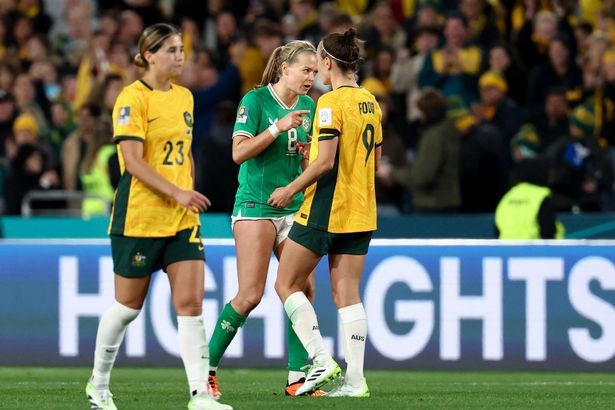 Tuyển thủ nữ Australia từ chối bắt tay đối thủ CH Ireland vì... ghen - Ảnh 2.