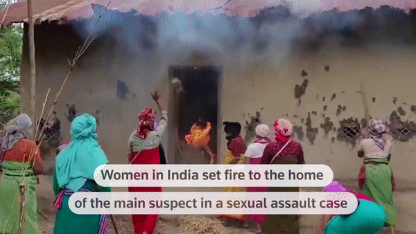 Phụ nữ Ấn Độ đốt nhà của kẻ lôi hai cô gái khoả thân trên đường - Ảnh 1.