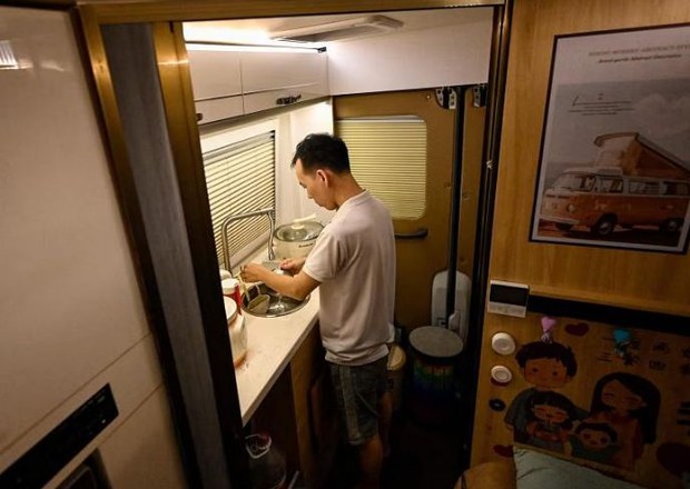 Giá nhà đắt đỏ, giới trẻ Trung Quốc chọn sống trong nhà xe - Ảnh 6.