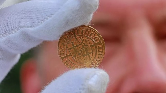 Tìm thấy những đồng tiền vàng 500 năm tuổi trong tu viện - Ảnh 1.