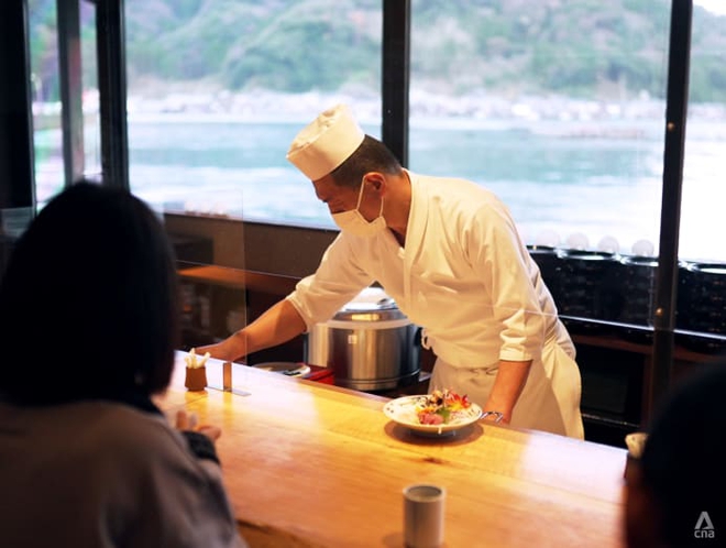 Vẻ đẹp làng chài với những ngôi nhà thuyền độc đáo, nơi lý tưởng để sống chậm ở Nhật Bản - Ảnh 3.